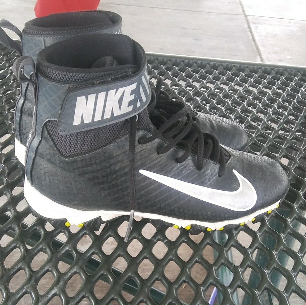 Youth football cleats❤ MOVING SALE❤