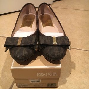 Lightly worn flats in great condition!