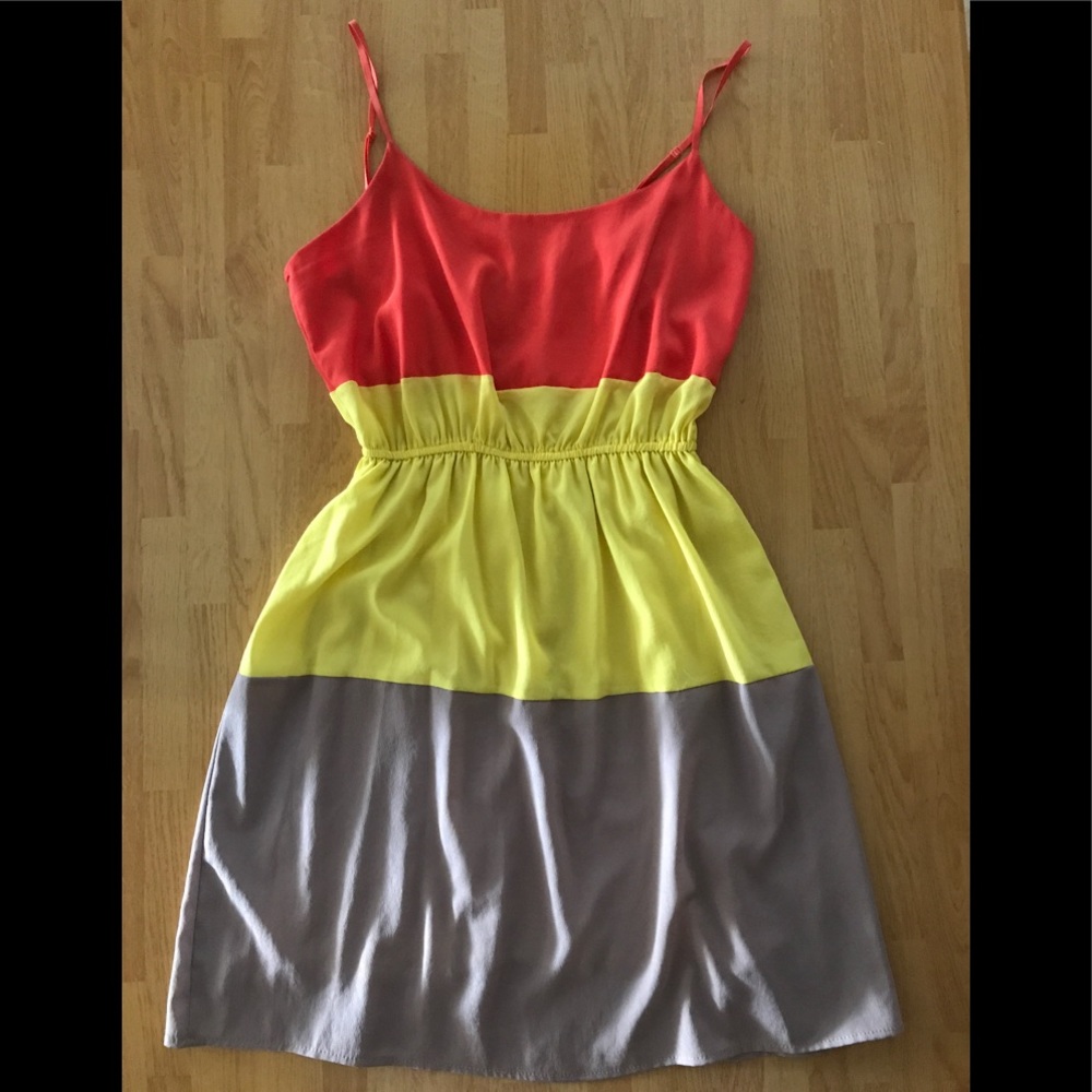 Tri-color block dress 💛