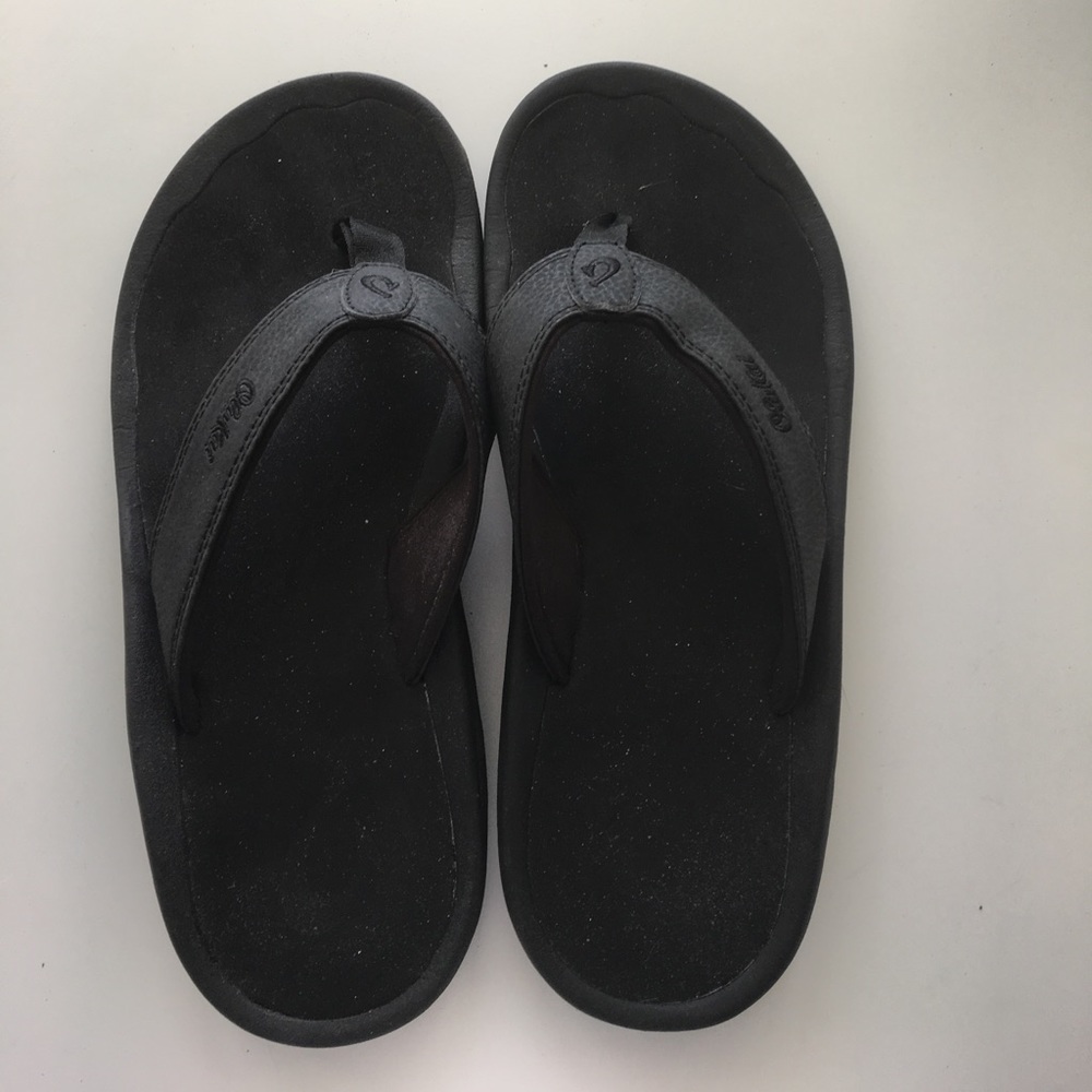 Men's black Olukai flip flops