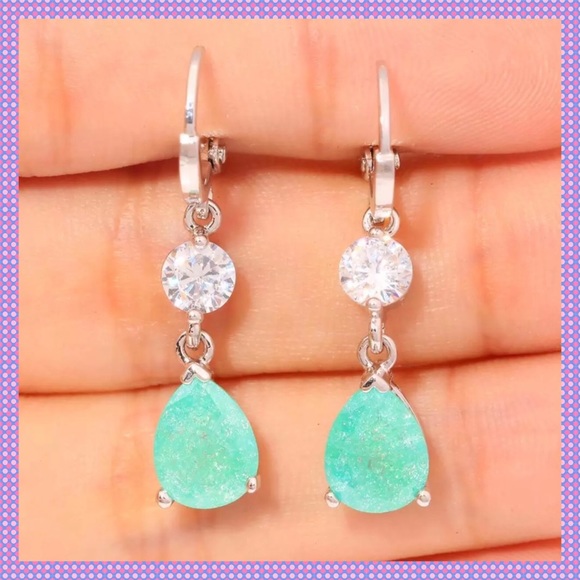 💚White Gold Green Ice Quartz Huggable Earrings💚 - Picture 2 of 4
