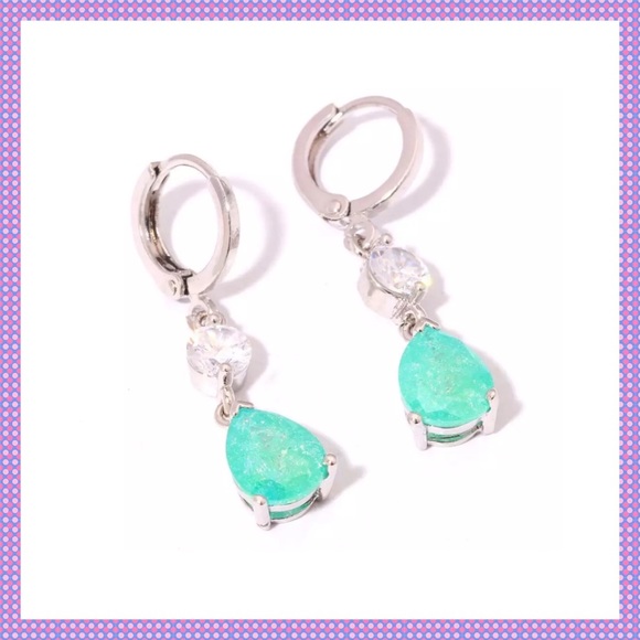 💚White Gold Green Ice Quartz Huggable Earrings💚 - Picture 3 of 4