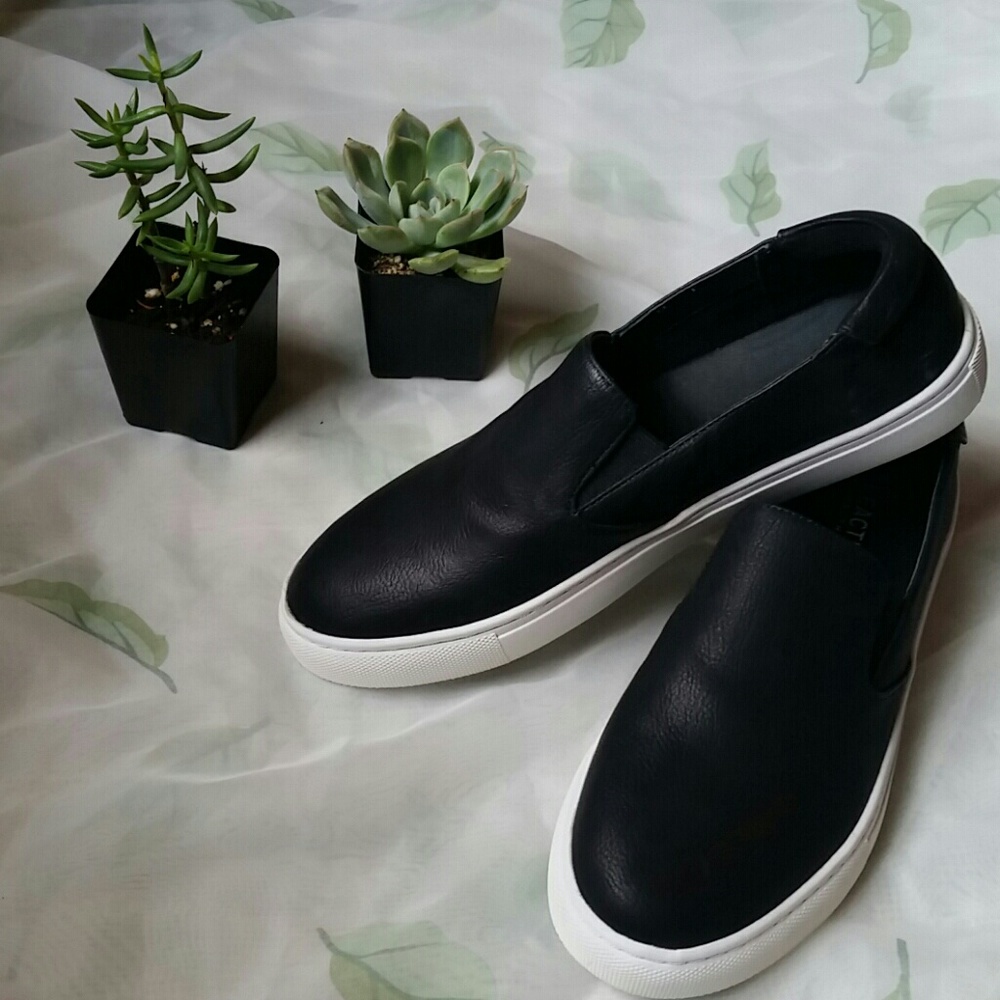 Kenneth Cole Black Slip-ons