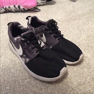 Nike Black Camo Roshes