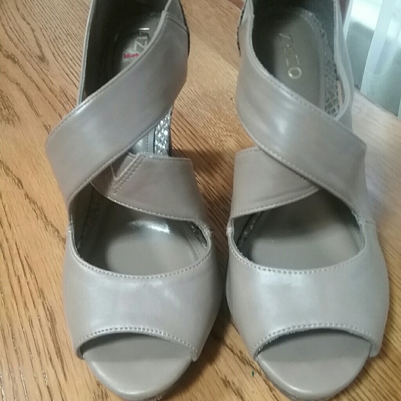 Liz & Co. Heels - Picture 1 of 3