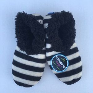 BNWT Snoozies! Black & Cream. Medium 7-8.