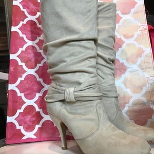Knee high side bow boots with heel