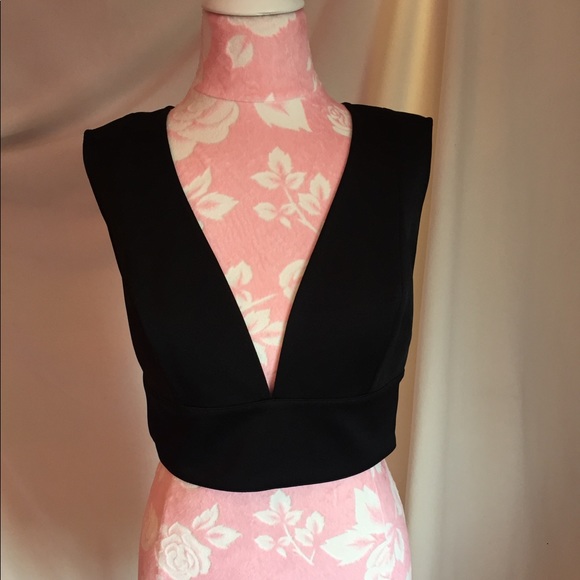 Kendall + Kylie Cropped Deep V-neck Top - Picture 2 of 6