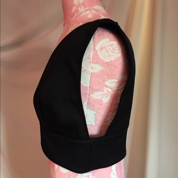 Kendall + Kylie Cropped Deep V-neck Top - Picture 4 of 6