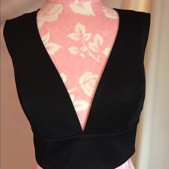 Kendall + Kylie Cropped Deep V-neck Top - Picture 5 of 6