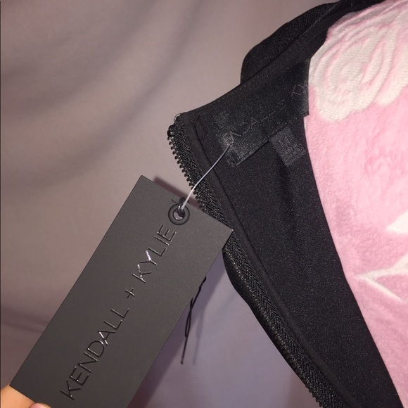 Kendall + Kylie Cropped Deep V-neck Top - Picture 6 of 6