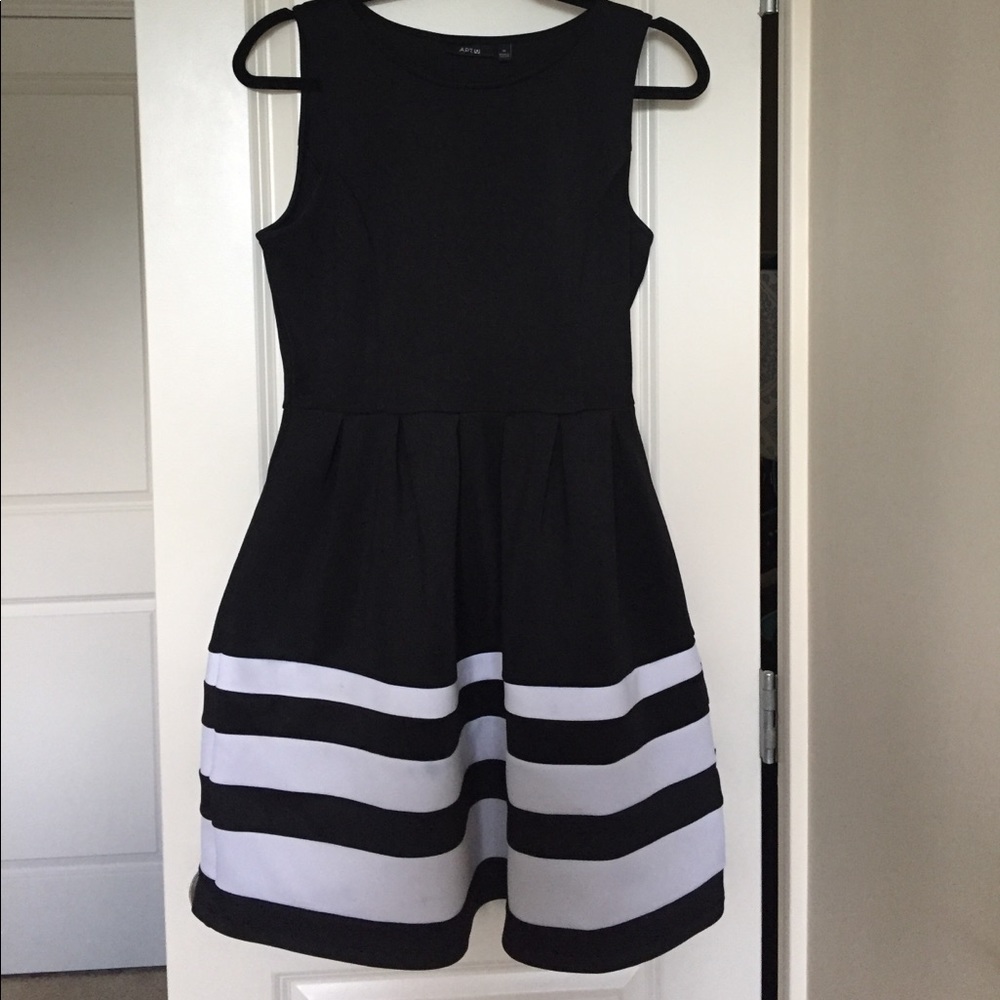 Apt. 9 Excellent condition. Size 10. Has pockets!