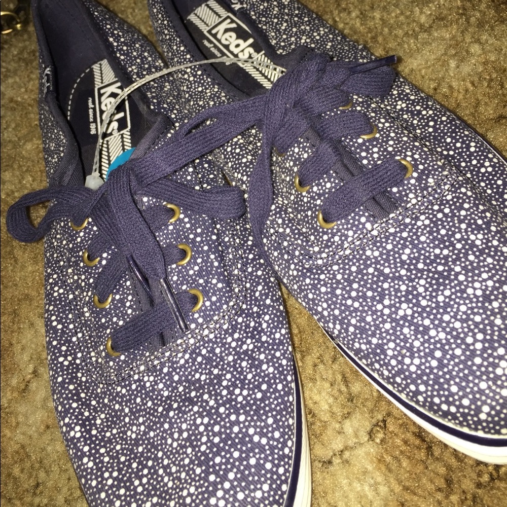 WHITE DOT/BLUE KEDS!