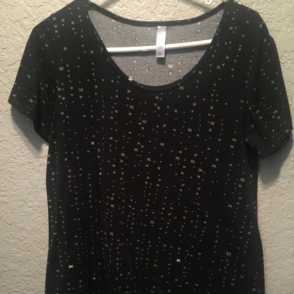 Gently used Lularoe classic tee size medium