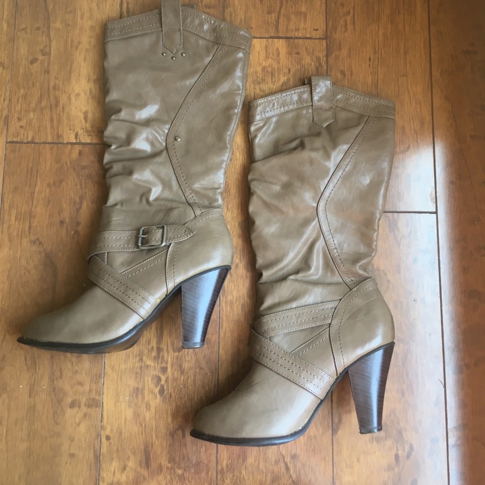 Heeled light brown boots