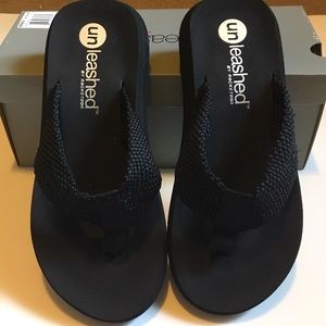 BNWT Unleashed by Rocket Dog Black Flip Flops. 7.
