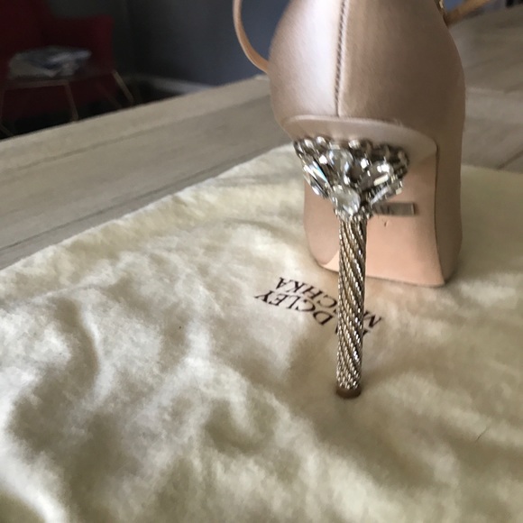 Badgley Mischka satin light pink heels - Picture 3 of 4