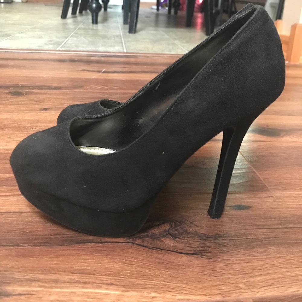 Black heel pumps