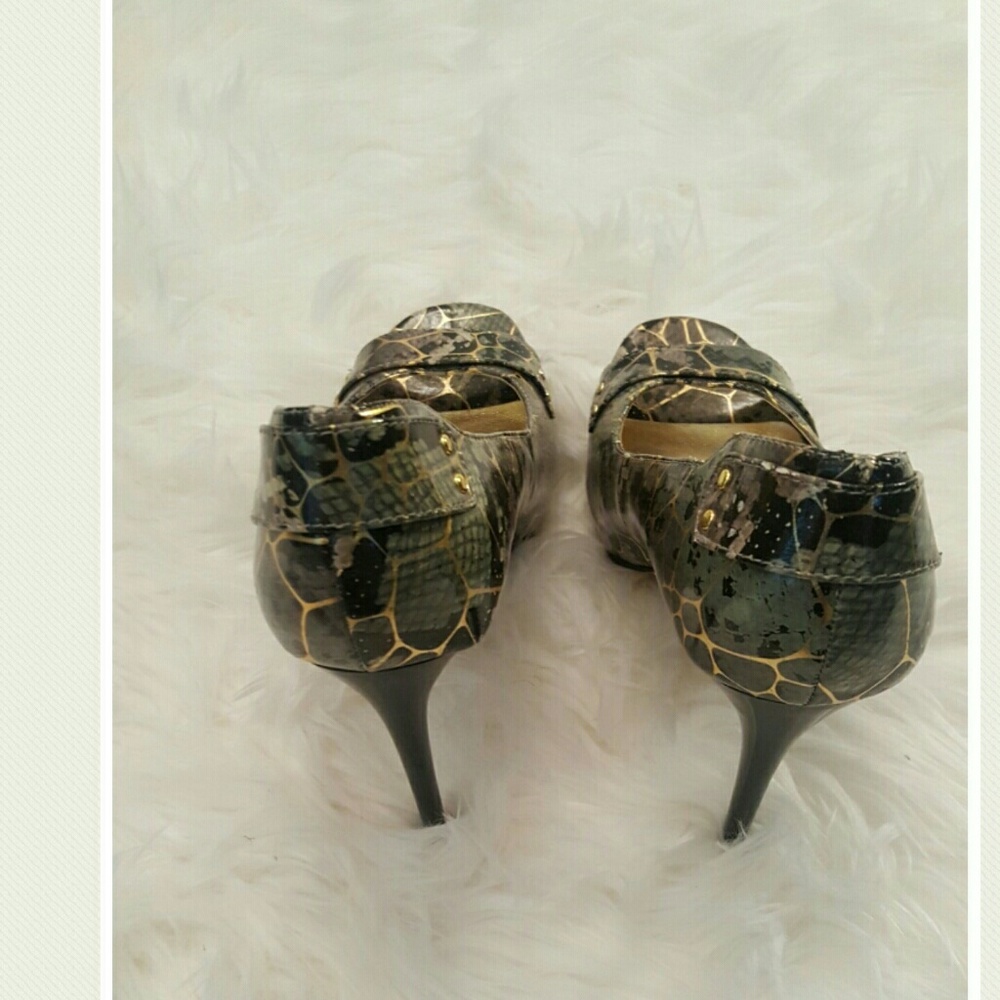 Shoes - Picture 2 of 4