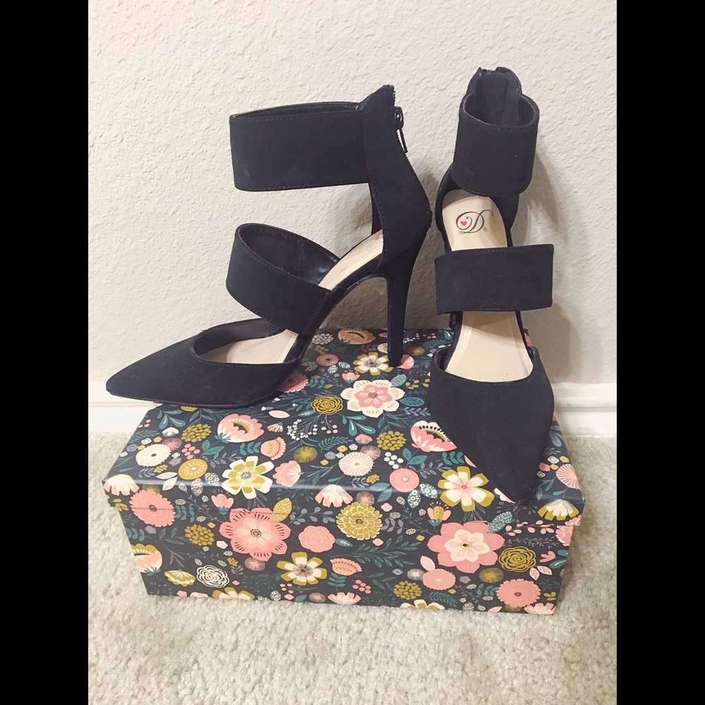 Super cute black heels