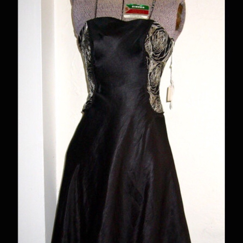 🎉HP🎉NWT JULIA Strapless Black Dress LBD 2