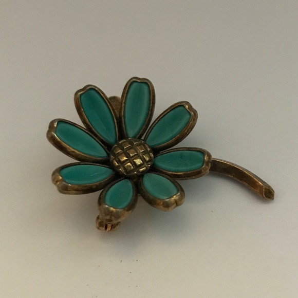Vintage Jewelry - 1950'S TRIFARI BLUE POURED GLASS DAISY BROOCH