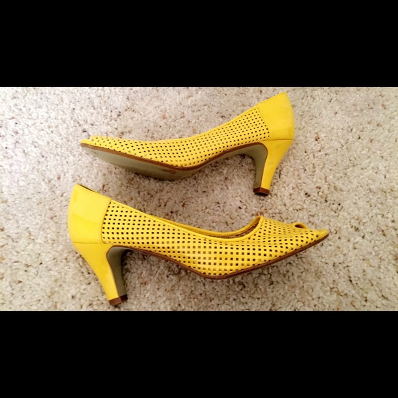 Nice Yellow 2" heels - Picture 1 of 3
