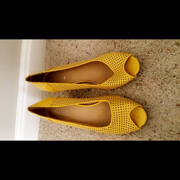 Nice Yellow 2" heels - Picture 2 of 3