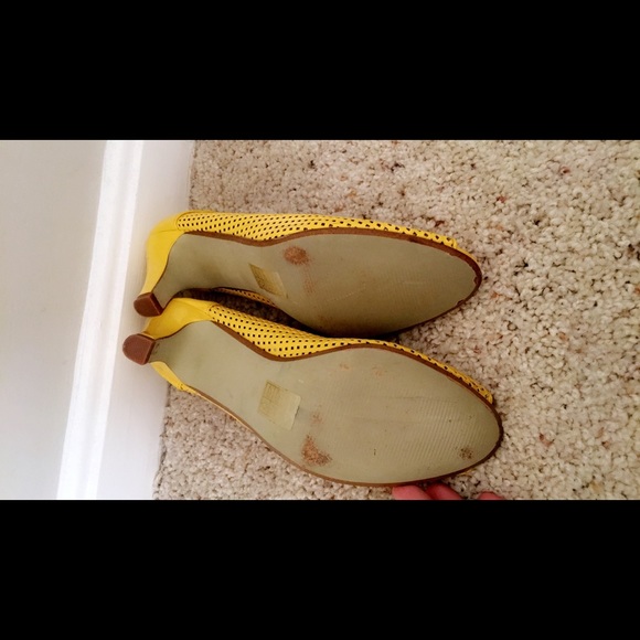 Nice Yellow 2" heels - Picture 3 of 3