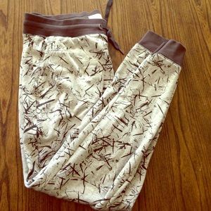 Aeropostale jogger sweatpants distinctive design