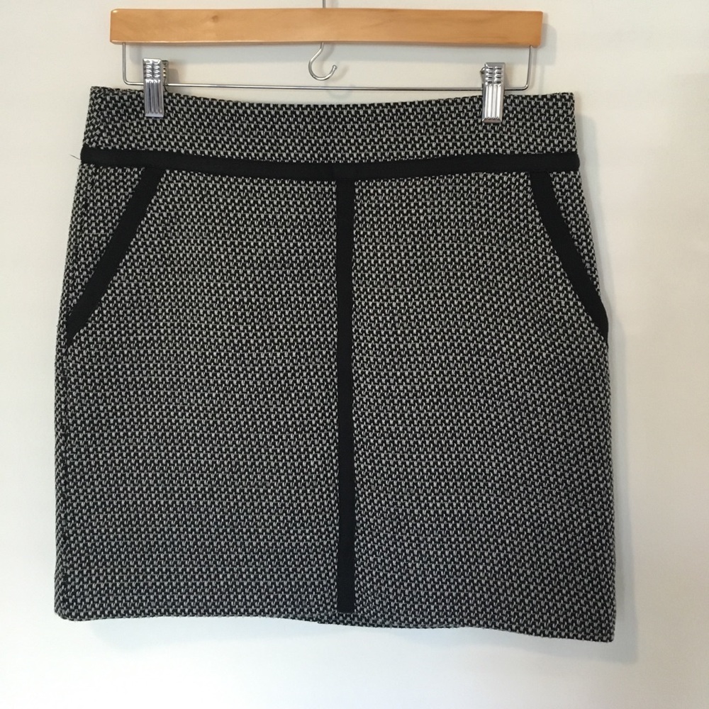 🌟BOGO SALE!🌟LOFT tweed skirt with pockets!