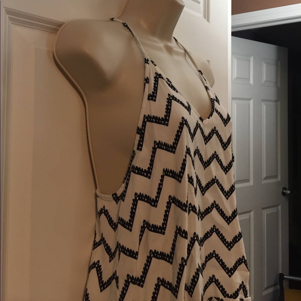 ❌DONATED❌Cute racerback zig zag black & white tank - Picture 2 of 5