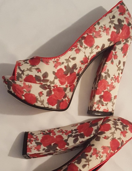 🌸❤️Host Pick❤️🌸 ROMANTIC Floral Plataforms NIB - Picture 3 of 5