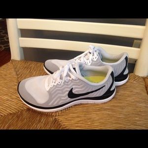 NICE! Nike 4.0 Barefoot Ride Running tennis shoes