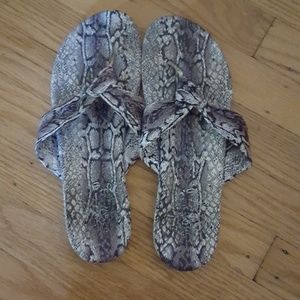 Snake print thongs 8