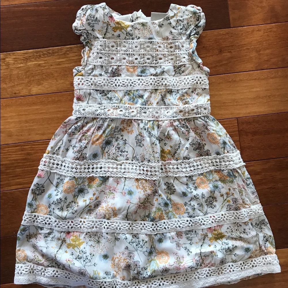 Girl's floral dress with decorative lace