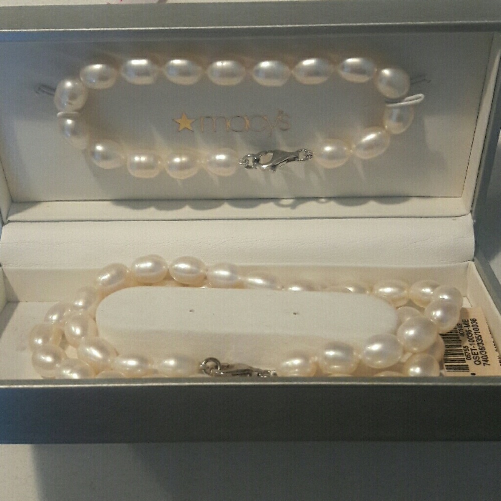 Pearl necklace & bracelet