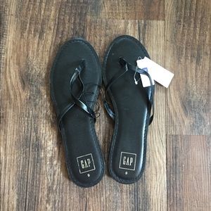 NWT Black gap flip flops