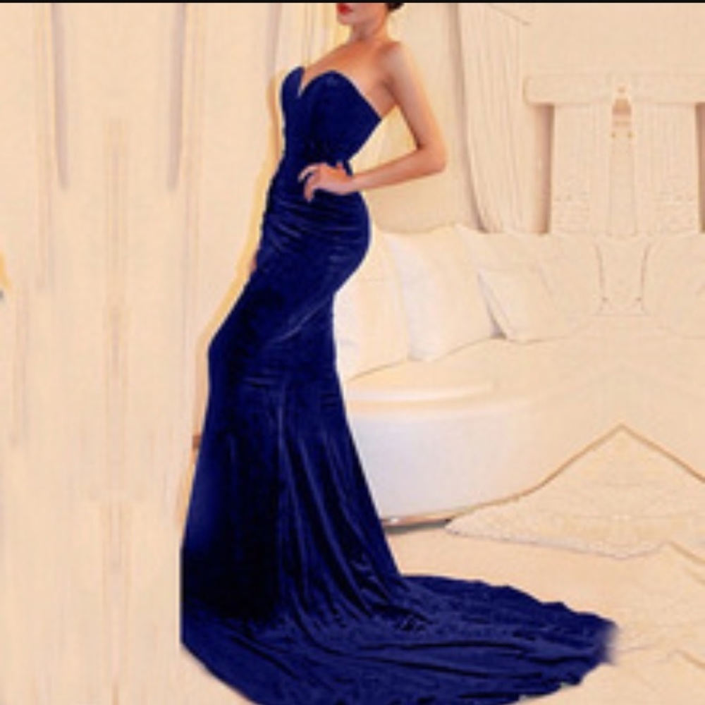 ISO NAVY/BLUE VELVET GOWN SIZE SMALL