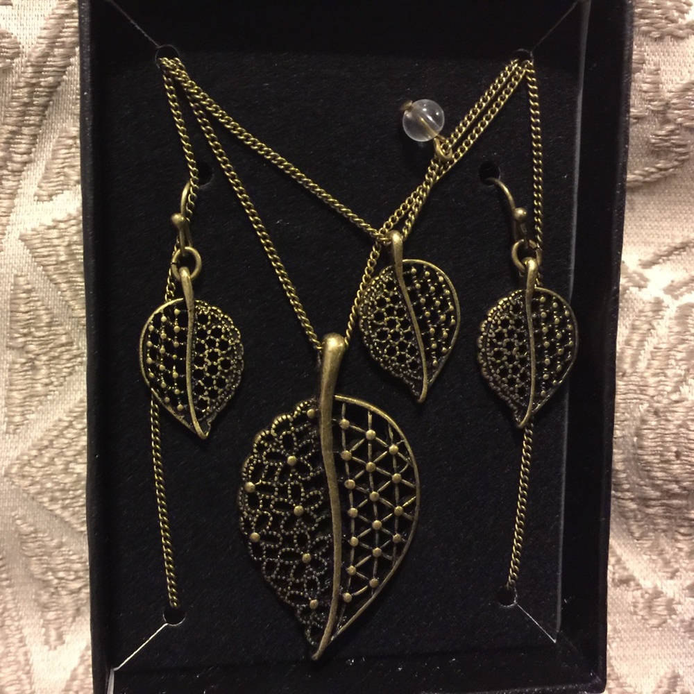 Avon necklace and pierced earrings set