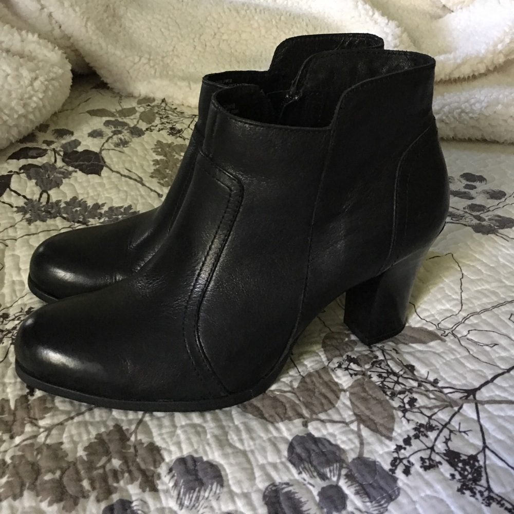 Black BORN boots size 9.5