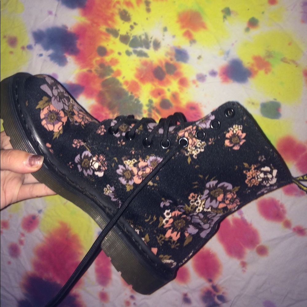 Flowered combat boots ✨