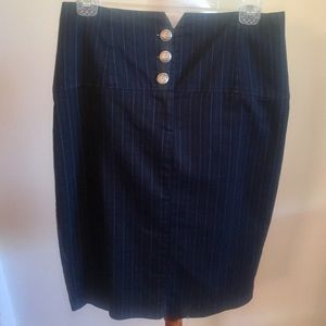 Fitted, high-waisted skirt with button detail