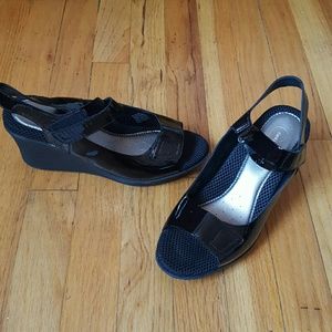 Black strap platform