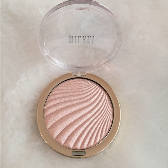 Milani Cosmetics Other - Milani strobelight instant glow powder