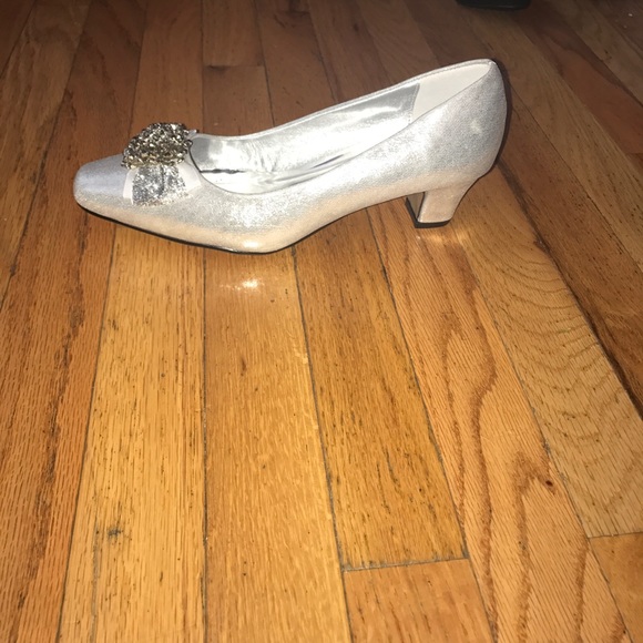 Pierre Dumas sliver low heels brand new - Picture 2 of 2