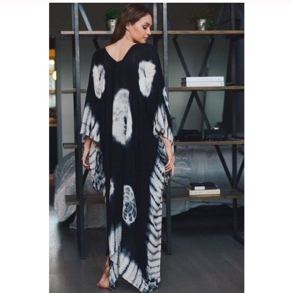 Black Fox Charm Accessories - New Black & White Tie Dye Long Boho Kimono Wrap