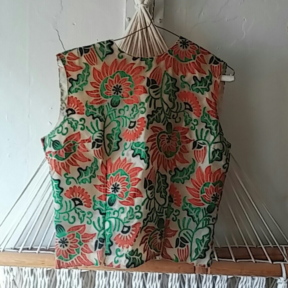 Vintage Floral Blouse (w/buttoned up back)