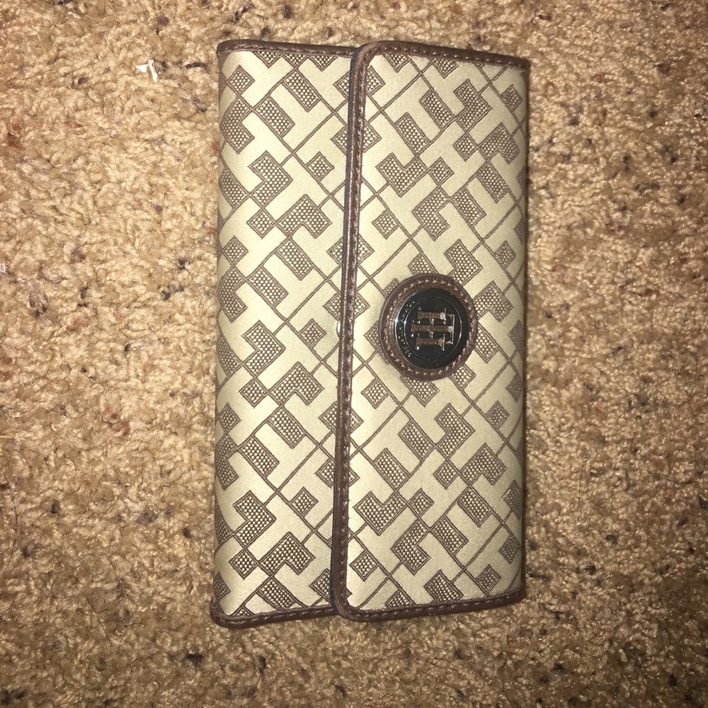 Tommy Hilfiger trifold wallet