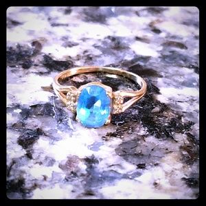 14k gold topaz ring with 2 diamond on each side